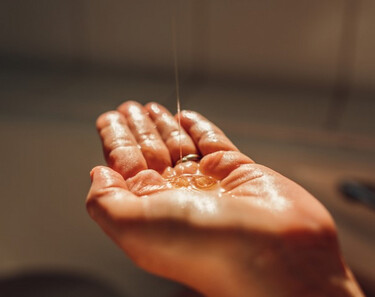 Hidratación vs. lubricación: Comprendiendo el cuidado íntimo femenino